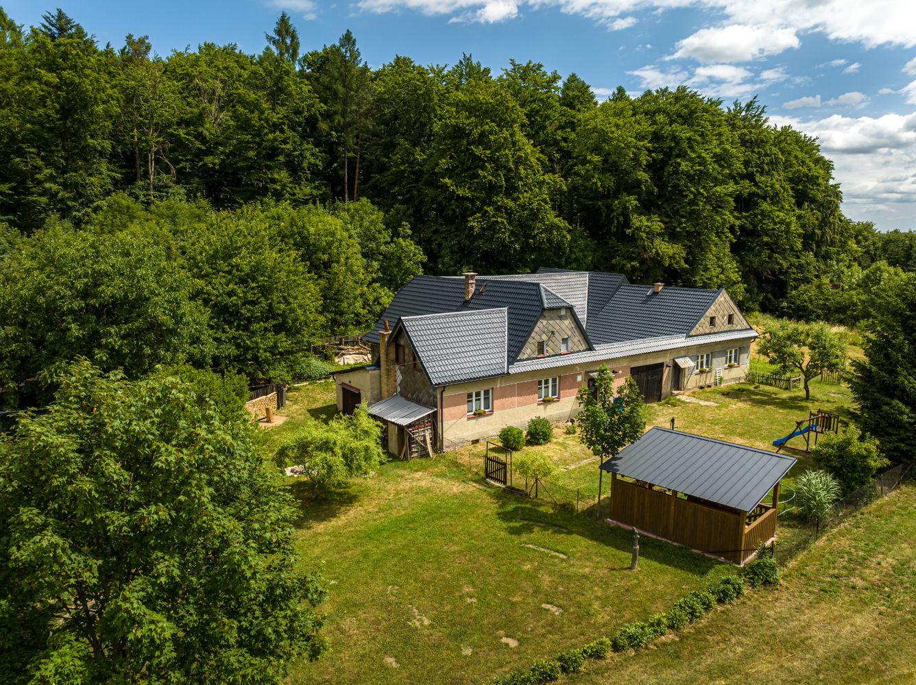 Letecký pohled na dokončenou realizaci střechy
